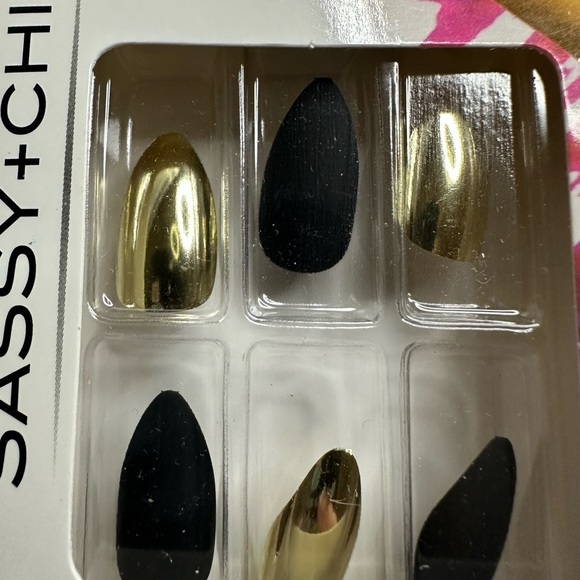 🩷5/$10 Metallic Fashion Nails - Gold and Black - Picture 3 of 5